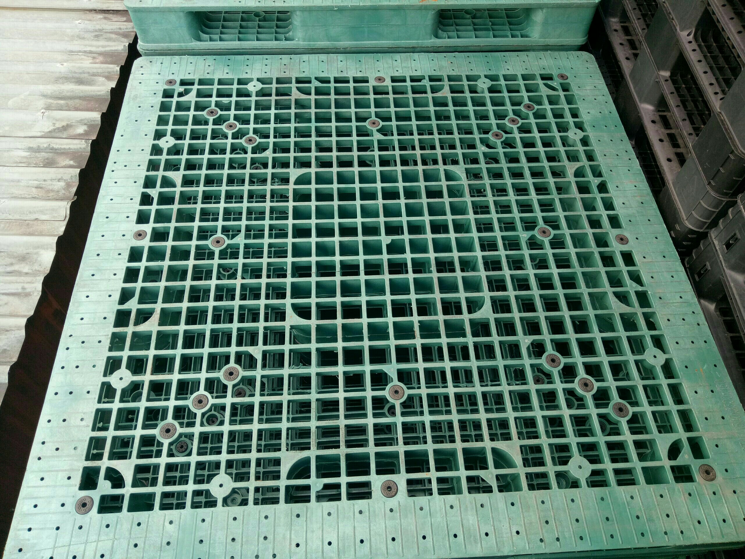 Pallet nhựa xanh 1500x1500x150mm - Pallet Hòa Phát - Công Ty TNHH Thương Mại Dịch Vụ Hòa Phát Plastic